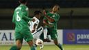 Bek PS Sleman, Samsul Arifin (kanan) berebut bola dengan striker Persebaya Surabaya, Moch Supriadi dalam laga Grup C Piala Menpora 2021 di Stadion Si Jalak Harupat, Bandung, Rabu (7/4/2021). (Bola.com/Ikhwan Yanuar)