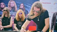 Para personel Megadeth yang menandatangani gitar untuk donasi korban gempa