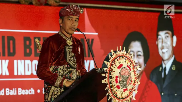 Kenakan Baju Adat Bali, Jokowi Beri Sambutan di Kongres V PDIP
