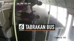 Terekam kamera CCTV, seorang perempuan dan anak kecil di dalam bus yang terlempar saat bus ditabrak kendaraan lain.
