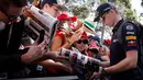 Pembalap Red Bull, Max Verstappen memberi tanda tangan kepada fans saat parade pembalap jelang balapan pertama musim ini di GP F1 Australia di Melbourne, Australia, (25/3). (AP Photo / Asanka Brendon Ratnayake)