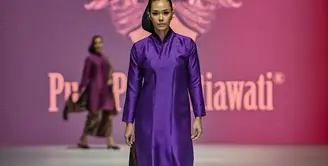 Putri Pare Setiawati menjadi salah satu perancang yang turut menghadirkan koleksi batiknya di atas panggung JFW 2024, tepatnya di runway 'Kebaya Nusantara,' pada Kamis (26/10/2023). [Foto: Document/JFW]