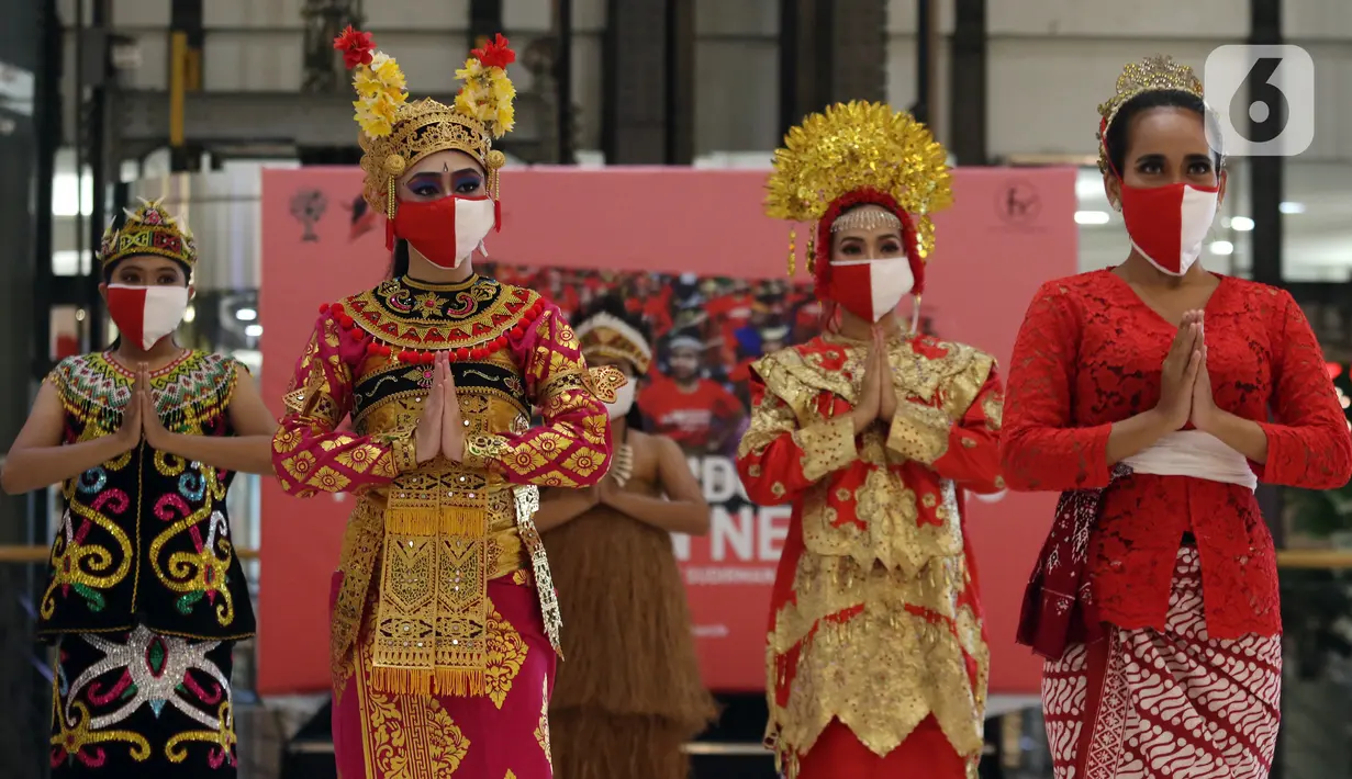Penari mengenakan pakaian tradisional menampilkan tarian khas daerah-daerah Indonesia dalam acara "Tunjukan Indonesiamu, Satukan Negeri" di Jakarta, Sabtu (15/8/2020). Acara yang digelar virtual tersebut untuk mengampanyekan budaya Indonesia dan memperingati HUT ke-75 RI. (Liputan6.com/Johan Tallo)