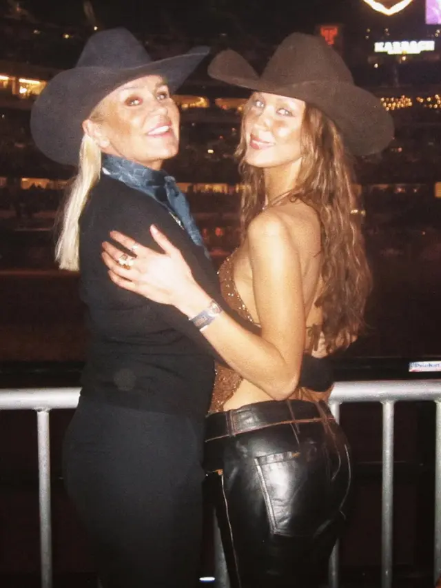 Bella Hadid Rayakan Mother’s Day 2026. [@bellahadid]