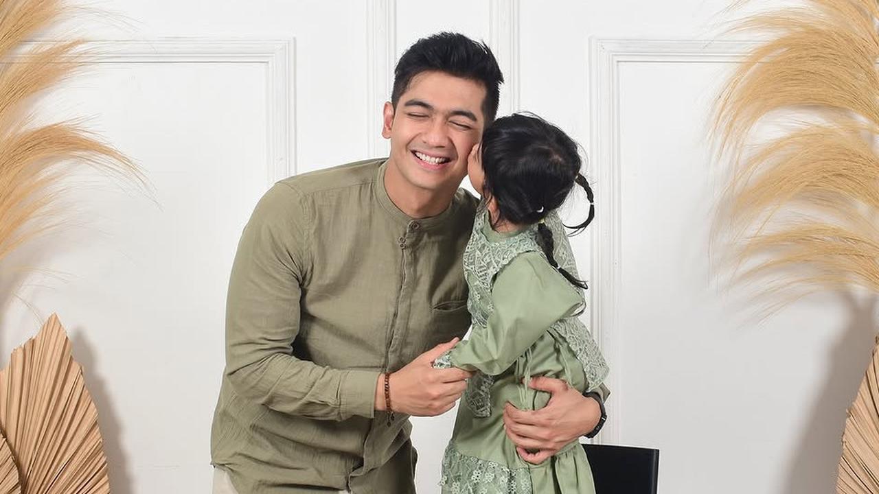 4 Potret Teuku Ryan dan Moana dalam Sesi Pemotretan Ayah-Anak, Jadi Momen Langka yang Bikin Gemas