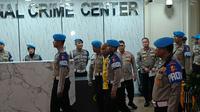 Kabag Ops Polres Solok Selatan AKP Dadang Iskandar dikawal polisi usai menjalani sidang Komisi Kode Etik Polri (KKEP) yang digelar hari ini, Selasa (26/11/2024).(Tim News).