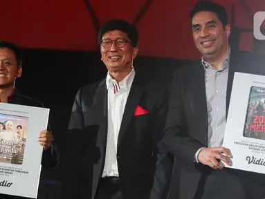 CEO Vidio, Sutanto Hartono (tengah) berfoto bersama usai menyerahkan penghargaan kepada original series dengan perolehan jumlah penonton terbanyak pada acara Vidio Penasaran 2025 di The Dome Senayan Park, Jakarta, Kamis (6/2/2025). (Liputan6.com/Herman Zakharia)
