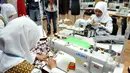 Sejumlah siswi sedang mendemonstrasikan keahliannya menjahit baju busana muslim di sela-sela peresmian Sekolah Fashion SMK NU Banat, Kudus, Jawa Tengah, Rabu (11/3/2015). (Liputan6.com/Panji Diksana)