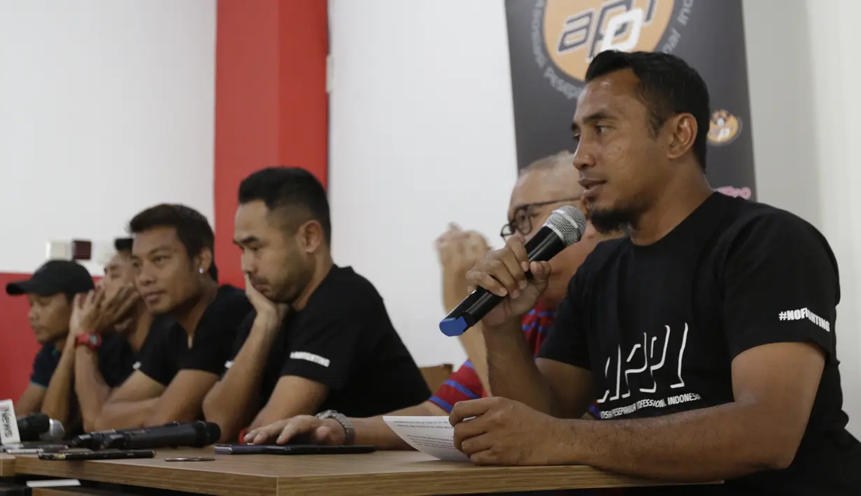 Mantan Pemain Timnas Indonesia, Firman Utina, memberikan keterangan saat jumpa pers di Jakarta, kamis (20/12). Para pemain tersebut membantah terlibat pengaturan skor di Piala AFF 2010. (Bola.com/M Iqbal Ichsan)