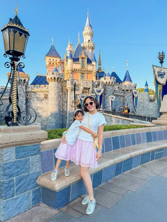 Penampilan ibu-anak ini terlihat kembar dengan gaya feminin kasual mengenakan outfit serba Dior [@shandyaulia]