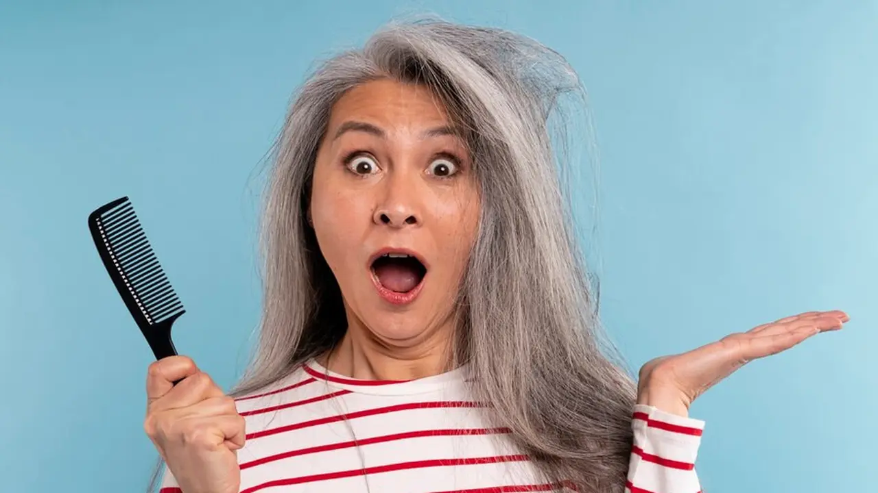 Seorang wanita dengan rambut berantakan sedang memegang sebuah sisir (Foto Dok: Freepik/freepik)