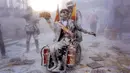 Peserta berkursi roda membawa telur saat mengikuti festival Els Enfarinats di Kota Ibi, Spanyol, Sabtu (28/12/2019). Dalam festival yang sudah berlangsung selama 200 tahun ini para peserta bertempur menggunakan tepung, telur, dan petasan. (AP Photo/Alberto Saiz)