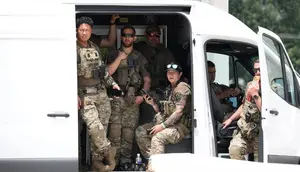 Polisi terlihat di Gedung Bandara saat Tim Jerman tiba di Bandara Smith Reynolds pada 8 Juni 2026 di Winston-Salem, North Carolina. Tim Jerman akan menjadikan Winston-Salem sebagai markas mereka selama Piala Dunia 2026. Alexander Hassenstein/Getty Images via AFP)