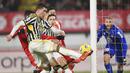 Pemain Juventus, Dusan Vlahovic, berusaha mencetak gol ke gawang AC Monza pada laga Italia di Stadion U-Power, Sabtu (2/12/2023). Juventus menang 2-1 atas AC Monza. (LaPresse via AP/Claudio Grassi)