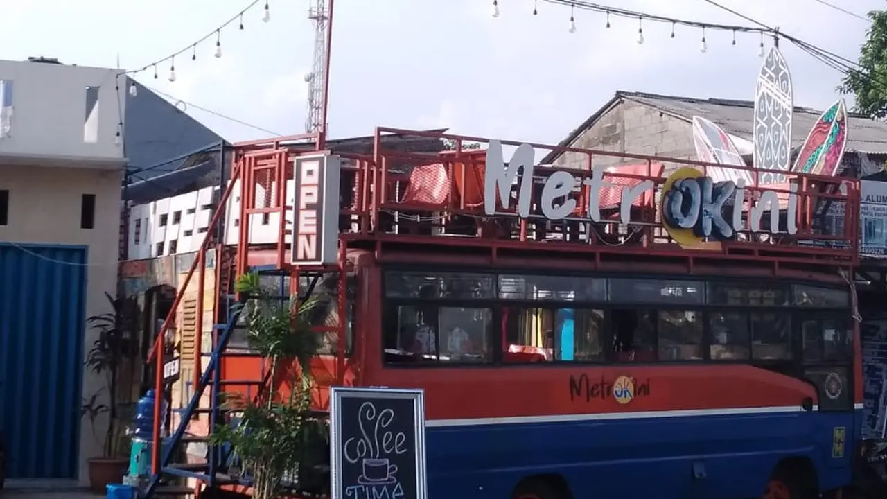 MetroKini, Sensasi Menyesap Secangkir Kopi di Dalam Metromini Lawas