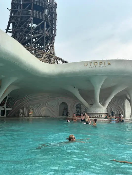 Hyoyeon SNSD juga enjoy berenang di Utopia. Dari semua foto yang diunggahnya, caption yang dia tulisan yang paling menarik perhatian. Dia menulis kalimat dalam bahasa Indonesia."Betah ya bu di bali," tulisnya. (Foto: Instgaram/ hyoyeon_x_x)