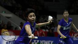 Ganda putri Indonesia, Greysia Polii/Apriyani Rahayu, merayakan kemenangan atas ganda Jepang, Nami Matsuyama/Chiharu Shida, pada laga Indonesia Masters 2020 di Istora Senayan, Jakarta, Jumat (17/1). Greysia/Apriyani menang 21-15 dan 21-16. (Bola.com/Yoppy Renato)