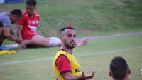 Gelandang asing Bali United, Brwa Hekmat Nouri, saat berbincang dengan Ilija Spasojevic di Lapangan Gelora Trisakti Legian. (Bola.com/Maheswara Putra)