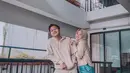 Rizwan Fadilah alias Njan berpose dengan sang kaka Putri Delina. Remaja kelahiran 2006 ini cukup tinggi dan semampai membuat gayanya tersebut membuat dirinya begitu dicintai oleh netizen. (Instagram/rizwanfadilah.a.s)