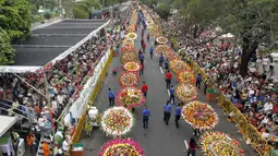Sejumlah warga memanggul rangkaian bunga saat digelarnya festival bunga tahunan di Medellin, Kolombia, Minggu (9/8/2015). Festival yang dikenal dengan nama Silleteros Parade ini telah dilangsungkan sejak 1957. (REUTERS/Fredy Builes)