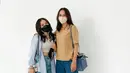 Gaya fashionable Ririn Ekawati tampaknya menurun ke putri pertamanya, Jasmine. Seperti dalam potret ini, keduanya tampil serasi dengan shirt dan celana jeans. (FOTO: Instagram.com/ririnekawati).