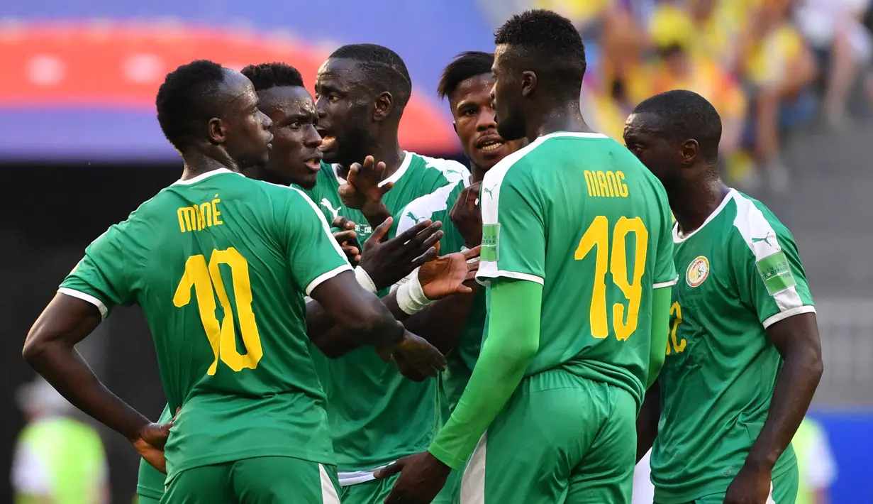 Senegal pada Piala Dunia 2018. Untuk pertama kalinya sejak 1982, seluruh wakil Afrika pada Piala Dunia 2018, yaitu Mesir, Maroko, Nigeria, Senegal dan Tunisia semuanya terhenti di fase grup. Namun Senegal bisa dibilang sebagai yang terbaik setelah hampir lolos dari fase grup. Dalam klasemen Grup H, Sadio Mane dkk sebenarnya memiliki poin dan selisih gol yang sama dengan Jepang untuk memperebutkan posisi runner-up. Namun karena faktor disiplin, di mana Senegal mengoleksi lebih banyak kartu kuning, maka Jepang lah yang lolos ke babak 16 besar sebagai runner-up Grup H. (AFP/Emmanuel Dunand)