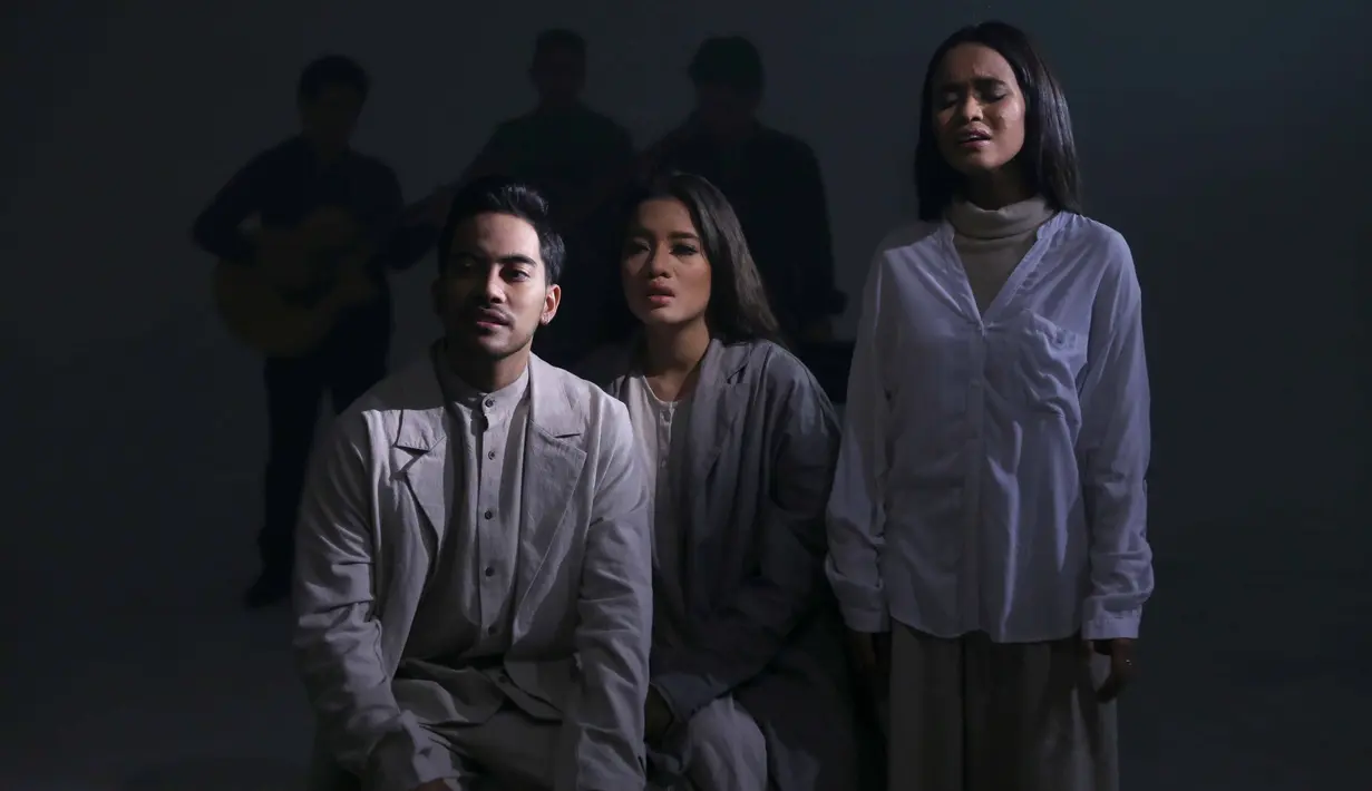 "Di mana GAC dan The Overtunes berkolaborasi lagu-lagu di dalamnya salah satunya Berlari Tanpa Kaki yang juga diciptakan oleh The Overtunes yang ternyata lagunya ada di bagian golden moment yang krusial di filmnya," ujar Gamaliel.(Nurwahyunan/Bintang.com)