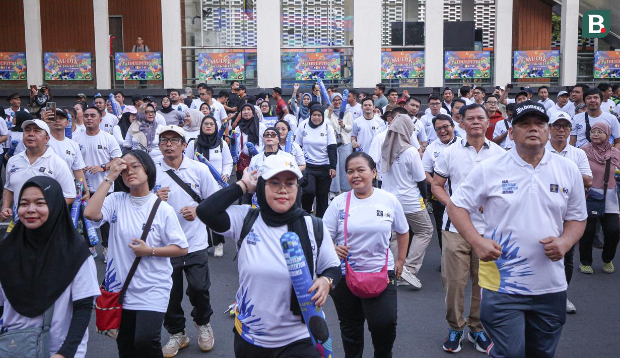 Para peserta terlebih dahulu melakukan pemanasan sebelum acara fun walk dalam rangka peringatan Hari Kekayaan Intelektual Sedunia 2026 yang berlangsung di Sarinah, Jakarta Pusat pada Minggu (26/4/2026). (Bola.com/Abdul Aziz)