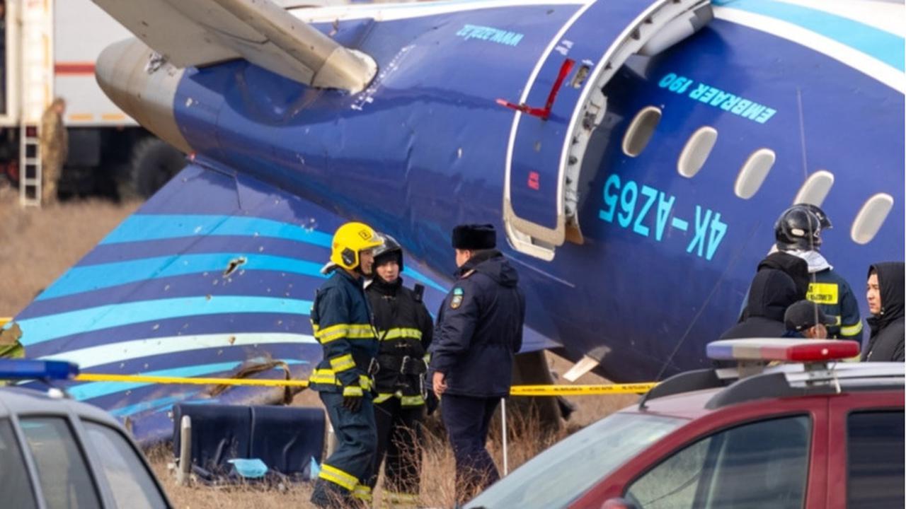 Rudal Rusia Diduga Jadi Penyebab Kecelakaan Pesawat Azerbaijan Airlines, Begini Reaksi Kremlin