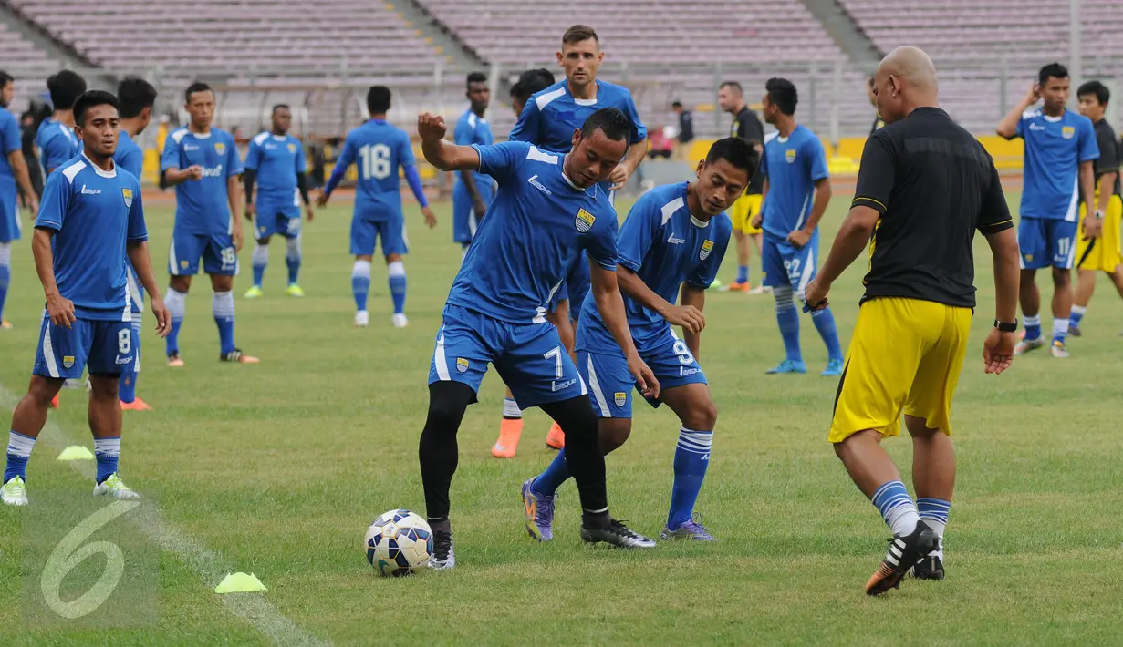 Pemain depan Persib, Atep (tengah) berebut bola dengan Samsul Arif saat latihan jelang laga final Turnamen Piala Bhayangkara 2016 di Stadion GBK Jakarta, Sabtu (2/4/2016). Laga final mempertemukan Persib dan Arema Cronus. (Liputan6.com/Helmi Fithriansyah)