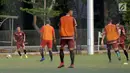 Pemain Persija, Ismed Sofyan (kiri) menggiring bola saat latihan di Lapangan A Kompleks GBK Jakarta, Jumat (11/5). Persija akan melakoni laga kandang melawan Madura United, Sabtu (11/5). (Liputan6.com/Helmi Fithriansyah)