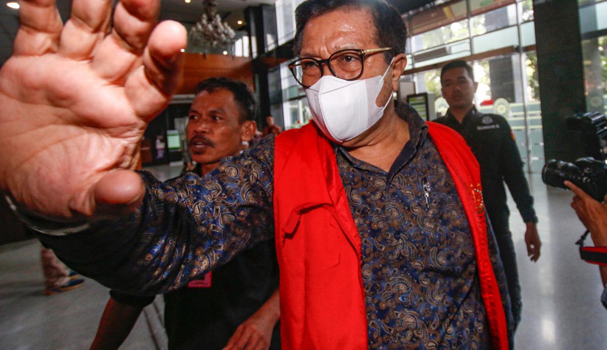 Terdakwa kasus suap vonis bebas Gregorius Ronald Tannur, Erintuah Damanik sesaat sebelum menjalani sidang pembacaan tuntutan di Pengadilan Tindak Pidana Korupsi (Tipikor), Jakarta, Selasa (22/4/2025). (merdeka.com/Arie Basuki