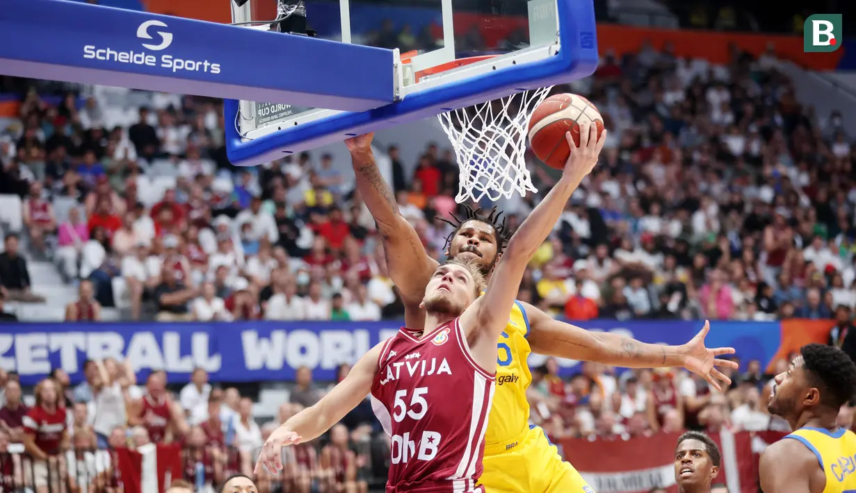 Pebasket Latvia, Arturs Zagars, melakukan lay up saat melawan Brasil pada laga Piala Dunia FIBA 2023 di Indonesia Arena, Minggu (3/9/2023). Latvia menang dengan skor 104-84. (Bola.com/M Iqbal Ichsan)