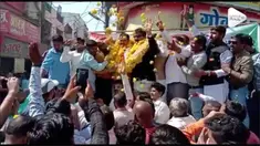 Sebuah insiden panggung ambruk terjadi saat seorang politikus India sedang berkampanye.