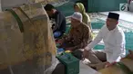 Bakal calon gubernur Saifudin Aswari Rivai berdoa saat ziarah ke makam Sultan Mahmud Badaruddin di Palembang, Sumatera Selatan, Jumat (26/1). Menurutnya, sultan yang pernah memimpin Kerajaan Sriwijaya itu adalah panutannya. (Liputan6.com/Aswari)