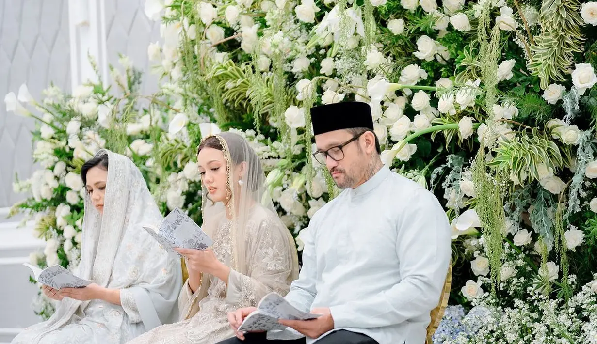 Abayanya hadir dengan kombinasi bahan lace-satin dan memiliki aksen plisket di bagian bawah. [@t_orasudi_ro/@deaantys].