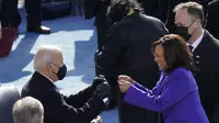 Presiden terpilih Joe Biden mengucapkan selamat kepada Wakil Presiden Kamala Harris setelah Pelantikan di US Capitol di Washington, Rabu (20/1/2021). Joe Biden menjadi presiden AS tertua dalam sejarah. (AP Photo/Carolyn Kaster)