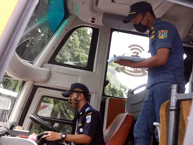 Petugas Dinas Perhubungan mengecek setir sopir saat menginspeksi keselamatan bus di Terminal Kalideres, Jakarta, Selasa (22/12/2020). Inspeksi dilakukan untuk memastikan bus AKAP layak jalan untuk mengantar para pemudik jelang libur Natal dan Tahun Baru 2021. (Liputan6.com/Angga Yuniar)