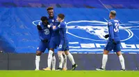 Para pemain Chelsea merayakan gol yamg dicetak oleh Tammy Abraham ke gawang Luton Town pada laga Piala FA di Stadion Stamford Bridge, Minggu (24/1/2021). Chelsea menang dengan skor 3-1. (AP/Ian Walton)