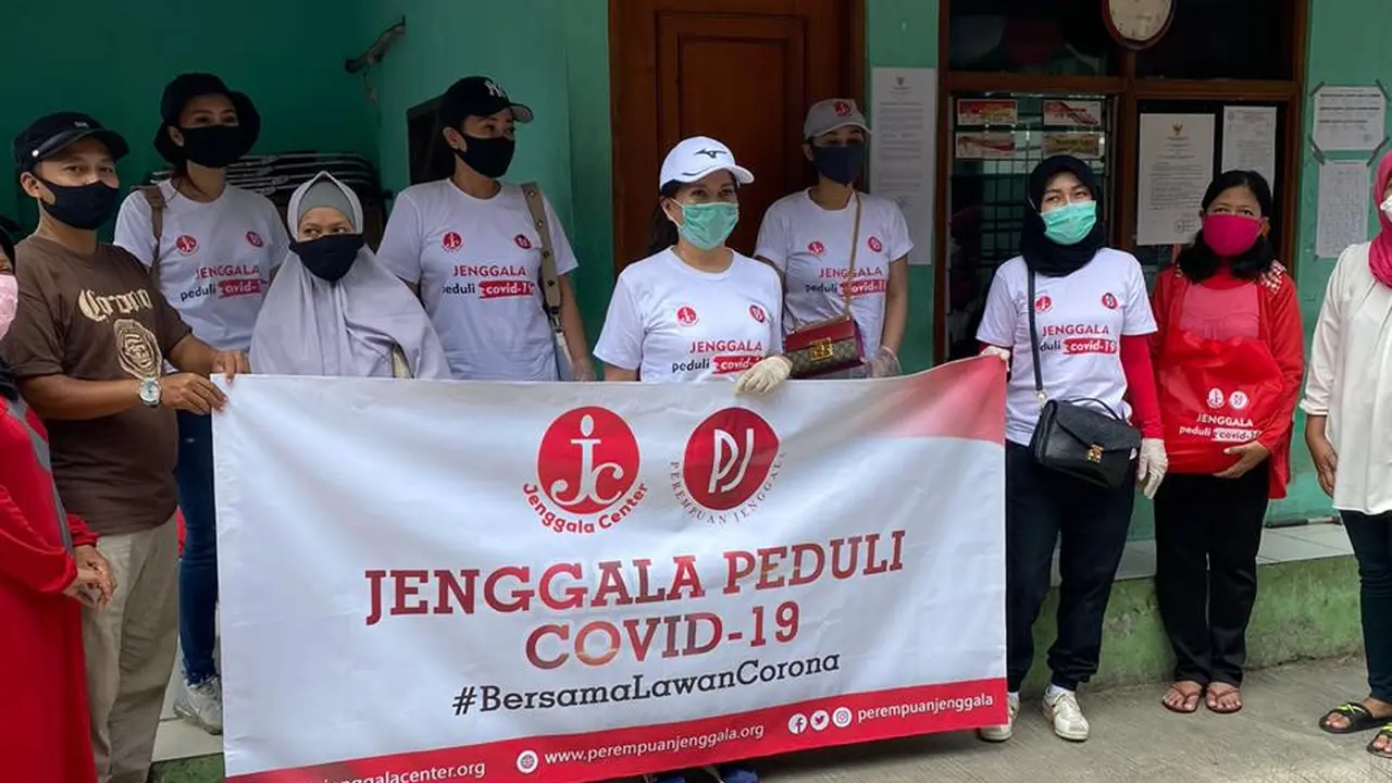Jenggala Center membagikan sembako untuk terdampak Corona.