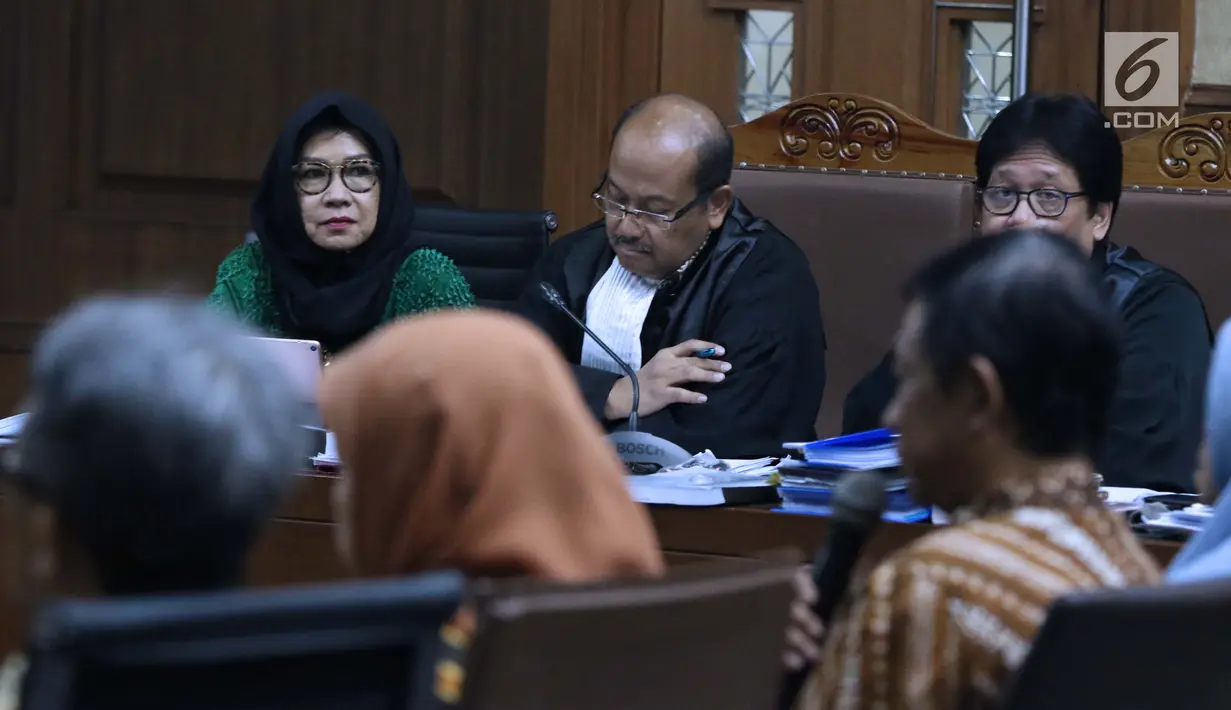 Terdakwa dugaan korupsi investasi perusahaan di Blok Basker Manta Gummy Australia Tahun 2009, Karen Agustiawan (kiri) menyimak keterangan saksi saat sidang lanjutan di Pengadilan Tipikor, Jakarta, Kamis (28/2). (Liputan6.com/Helmi Fithriansyah)