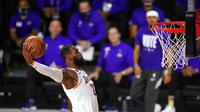 Pebasket Los Angeles Lakers, LeBron James, memasukkan bola saat melawan Miami Heat Pada gim keenam final NBA di  AdvenHealth Arena, Senin (12/10/2020). Lakers menang dengan skor 106-93. (AP Photo/Mark J. Terrill)