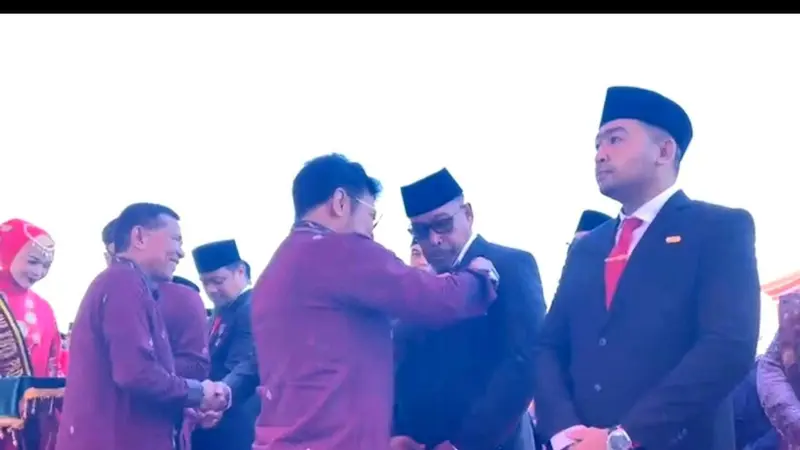 Gubernur Maluku Murad Ismail menerima tanda kehormatan Satyalancana Wira Karya di bidang pertanian oleh Presiden Joko Widodo (Jokowi) yang diwakili oleh Menteri Pertanian (Mentan) Syahrul Yasin Limpo (Istimewa)