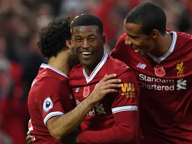 Para pemain Liverpool merayakan gol Georginio Wijnaldum (2kiri) saat melawan Huddersfield Townt pada lanjutan Premier League di Stadion Anfield, Liverpool, (28/10/2017). (AFP/Paul Ellis)