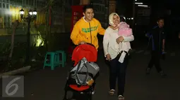 Aldi Taher bersama istri usai mengisi acara di kawasan Mampang, Jakarta, Rabu (4/1). Aldi bersyukur sang istri, Georgia, tetap setia menemaninya dalam setiap proses penyembuhan dirinya dari kanker. (Liputan6.com/Herman Zakharia)