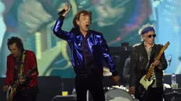 Vokalis band rock Inggris The Rolling Stones Mick Jagger (tengah), gitaris Keith Richards (kanan), dan Ron Wood tampil pada konser Stones Sixty European Tour di Veltins Arena, Gelsenkirchen, Jerman, 27 Juli 2022. The Rolling Stones akan bermain di seluruh Eropa musim panas ini untuk merayakan 60 tahun spesial bersama – Mick, Keith, dan Ronnie. (INA FASSBENDER/AFP)