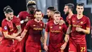 AS Roma berhasil memanfaatkan keunggulan jumlah pemain pada menit ke-26. Henrikh Mkhitaryan (tengah-kiri) sukses mengkonversi umpan dari Tammy Abraham, yang menyasar pojok kanan gawang. Skor berubah menjadi 1-0 atas keunggulan Roma dan bertahan hingga waktu turun minum. (Foto: AFP/Alberto Pizzoli)