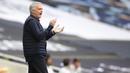 Pelatih Tottenham Hotspur, Jose Mourinho, memberikan arahan kepada anak asuhnya saat melawan Leicester City pada laga Premier League di London, Minggu (19/7/2020). Tottenham Hotspur menang tiga gol tanpa balas. (Adam Davy/Pool Photo via AP)