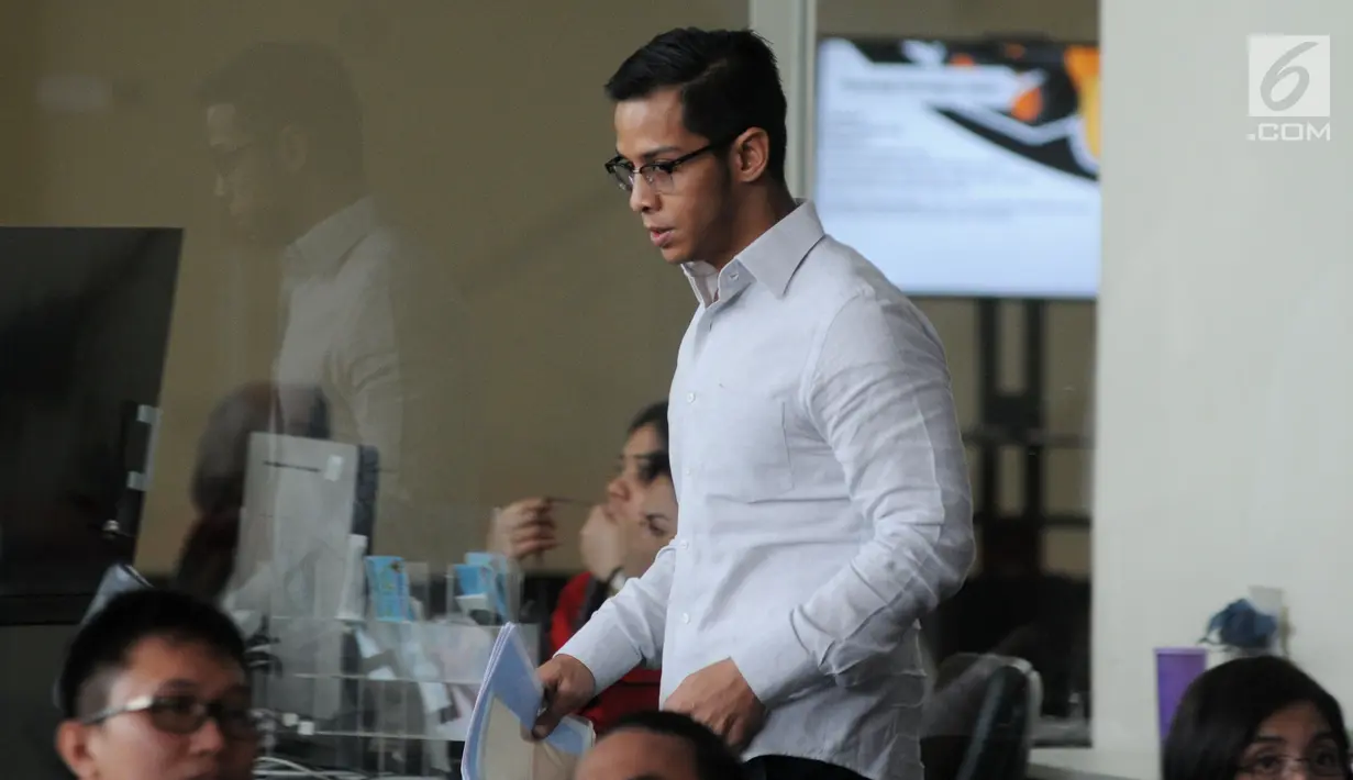 Komisaris PT Skydweller Indonesia Mandiri, Rheza Herwindo berada di ruang tunggu Gedung KPK sebelum pemeriksaan, Jakarta, Selasa (28/8). Anak dari Setya Novanto itu diperiksa sebagai saksi  untuk tersangka Johannes B Kotjo. (Merdeka.com/Dwi Narwoko)