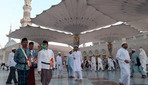 Jemaah haji Indonesia di Masjid Nabawi, Madinah usai melaksanakan sholat subuh. Foto: Darmawan/MCH